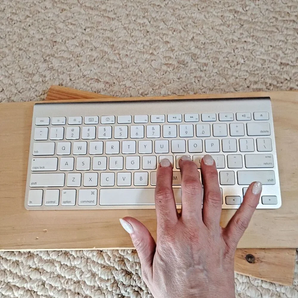 Apple Wireless Keyboard Bluetooth Battery Powered Silver Aluminum A 1314 Slim